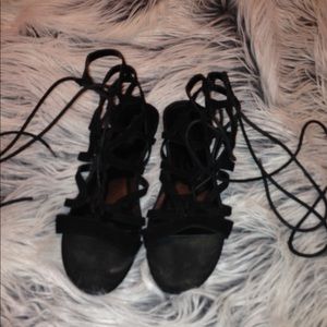 BLACK STRAPPY SANDALS